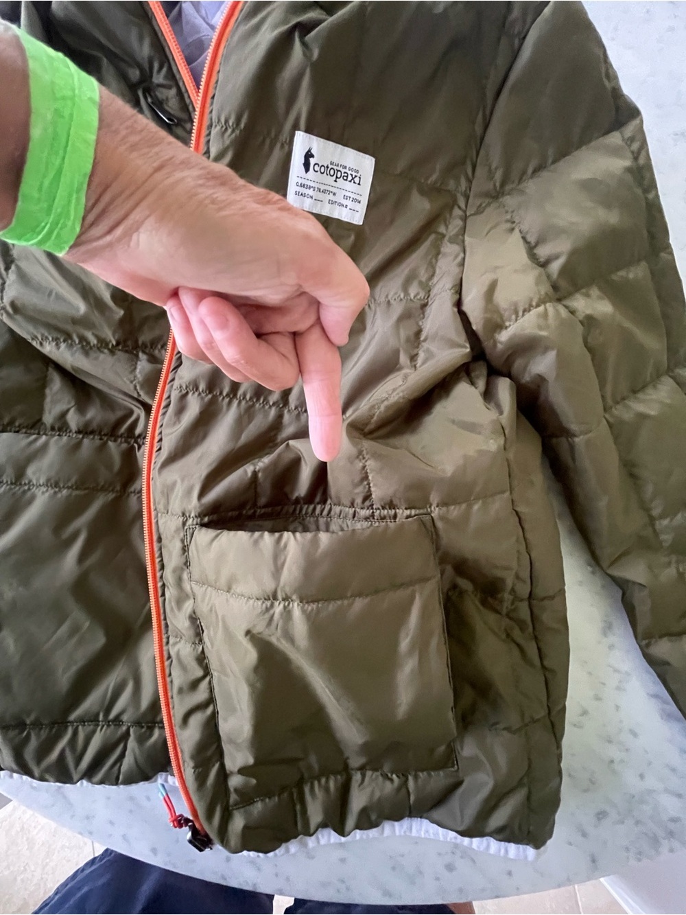 Cotopaxi Teca Calido REVERSIBLE light weight puffer hooded jacket. Olive. - Picture 6 of 14